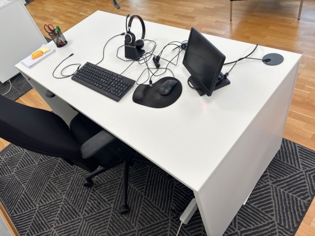 1356963-2 Skrivbord, kontorsstol, hurts, dataskärm, headset