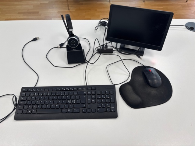 1356963-3 Skrivbord, kontorsstol, hurts, dataskärm, headset