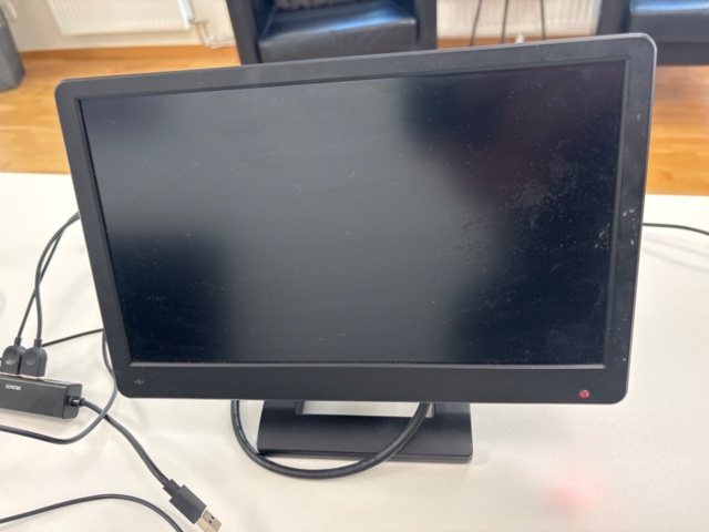 1356963-4 Skrivbord, kontorsstol, hurts, dataskärm, headset