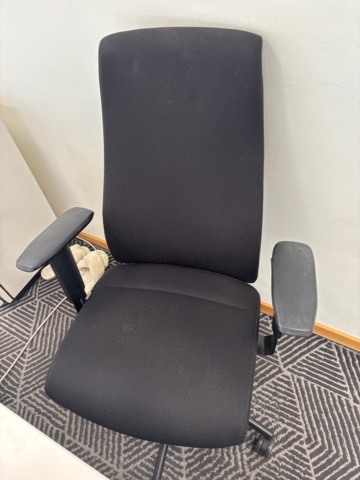 1356963-6 Skrivbord, kontorsstol, hurts, dataskärm, headset