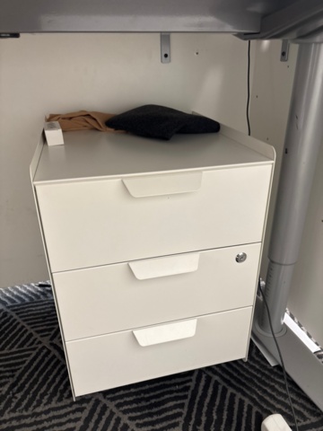 1356963-7 Skrivbord, kontorsstol, hurts, dataskärm, headset