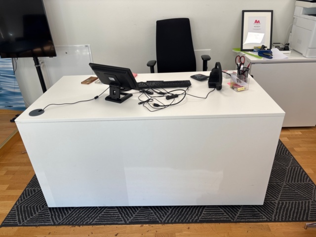 1356965-1 Skrivbord, kontorsstol, hurts, dataskärm, headset