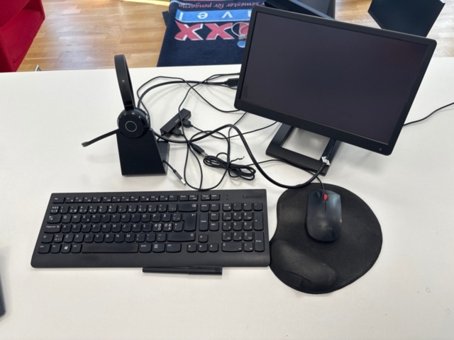 1356965-2 Skrivbord, kontorsstol, hurts, dataskärm, headset