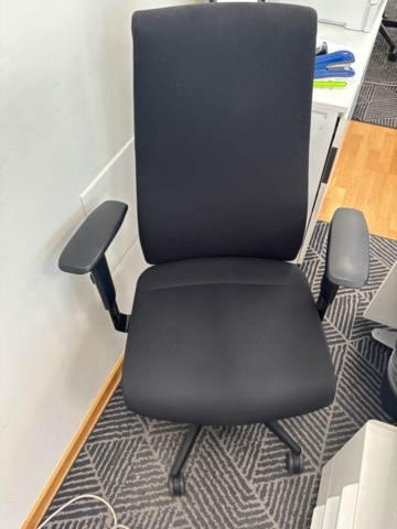 1356965-5 Skrivbord, kontorsstol, hurts, dataskärm, headset