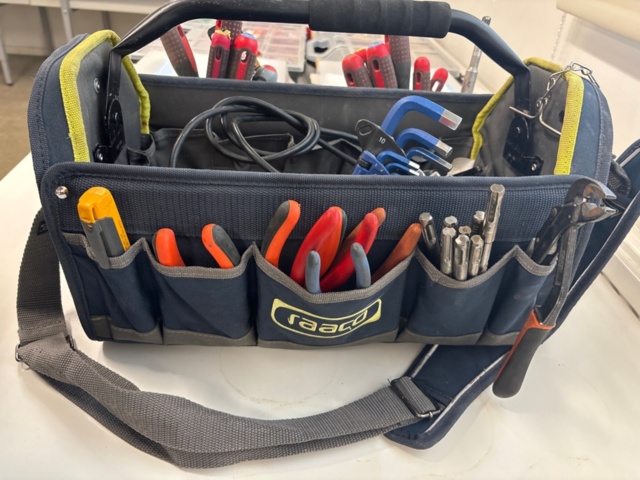 1368428-3 Fallskyddsselar 2 st, verktygsväska med elverktyg