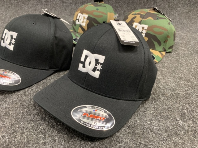 1407931-2 4 st kepsar DC Flexfit