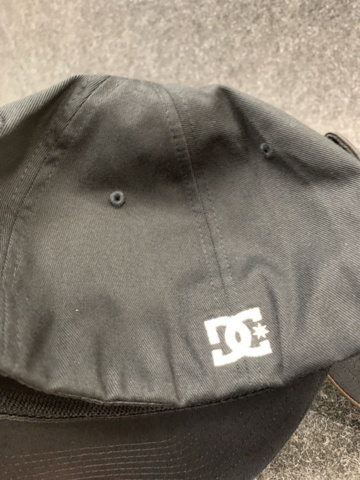 1407931-7 4 st kepsar DC Flexfit