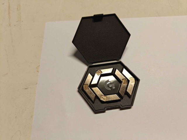 1130296-5 Kasseras Munspel, portabel laddare samt viktsats till gamingmus Kasseras