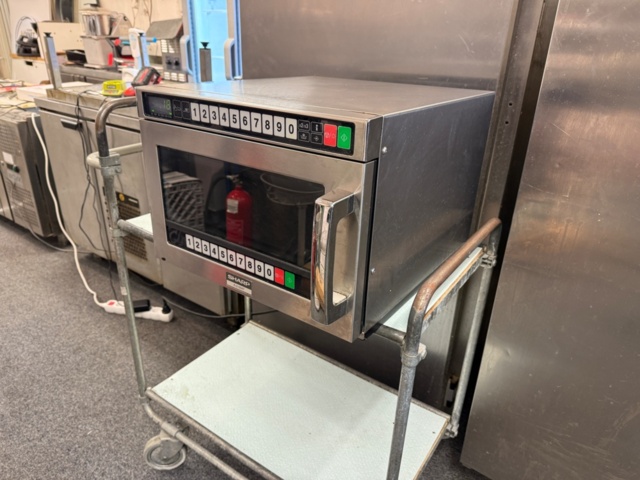 1351762-1 Restaurangmicro Sharp mikrovågsugn, typ R-25AT 2100 W, professionell, touchkontroll