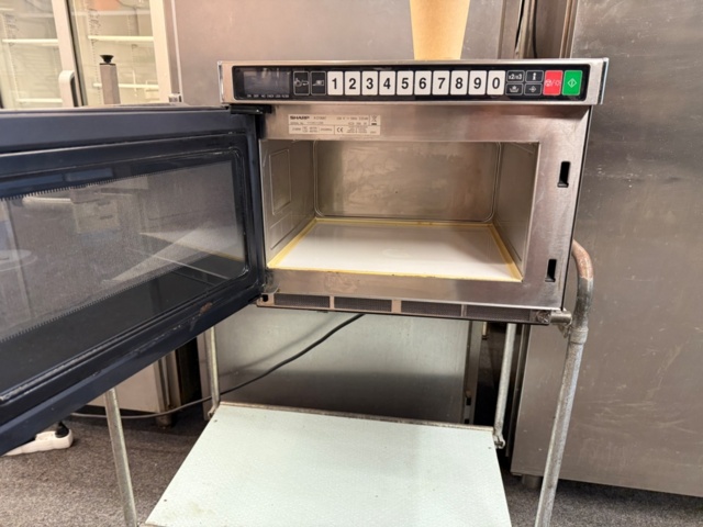 1351762-3 Restaurangmicro Sharp mikrovågsugn, typ R-25AT 2100 W, professionell, touchkontroll