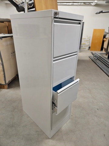 1366979-2 Diverse kontorsmöbler, säkerhetsskåp m.m.