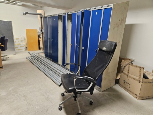 1366979-11 Diverse kontorsmöbler, säkerhetsskåp m.m.