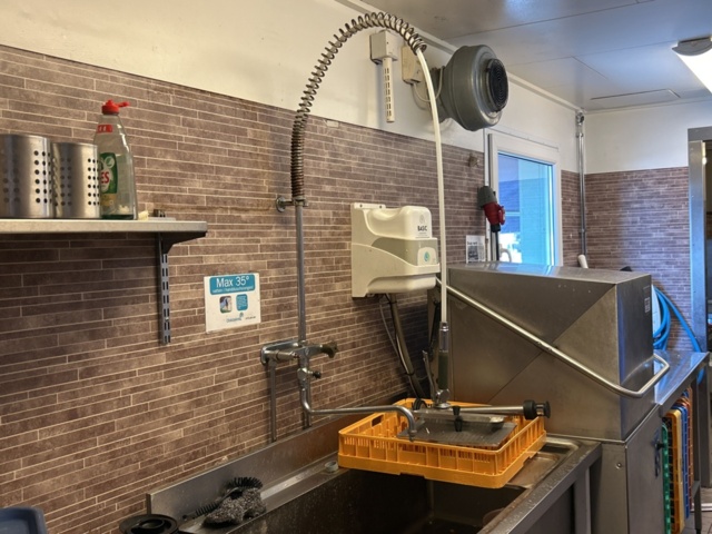 1361102-3 Diskmaskin Wexiödisk WD-6C med in- och utmatningsbänk, korgar och tillbehör