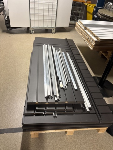 1372909-4 Frontväggar från Hestra i lackad svart