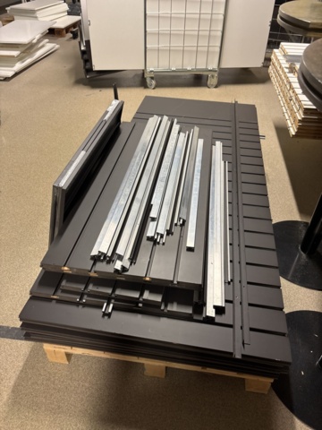 1372909-5 Frontväggar från Hestra i lackad svart