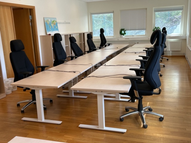 1361122-1 Kontorsinredning - Skrivbord och stolar, 10st