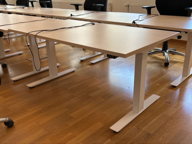 1361122-2 Kontorsinredning - Skrivbord och stolar, 10st