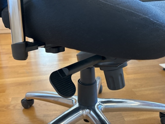 1361122-4 Kontorsinredning - Skrivbord och stolar, 10st