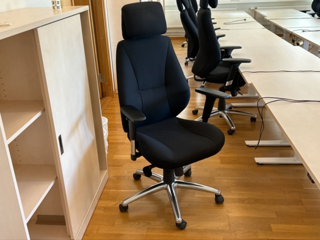 1361122-5 Kontorsinredning - Skrivbord och stolar, 10st