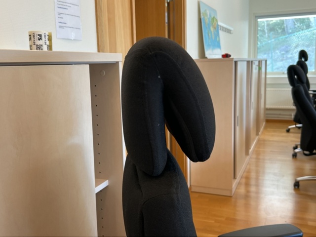 1361122-6 Kontorsinredning - Skrivbord och stolar, 10st