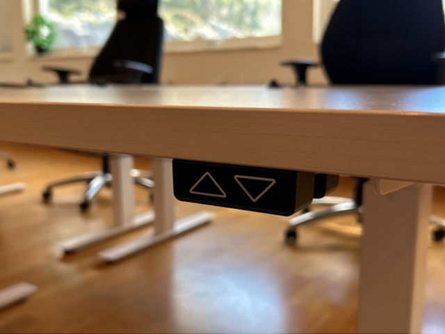 1361122-7 Kontorsinredning - Skrivbord och stolar, 10st