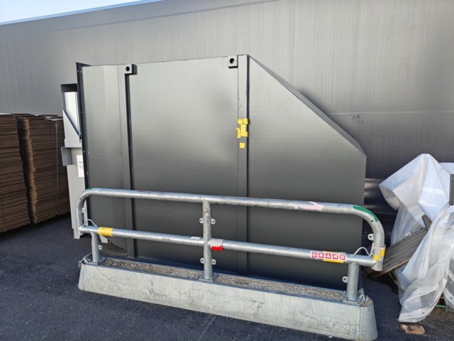 1409912-20 Komprimator anläggning med container och kärlvändare