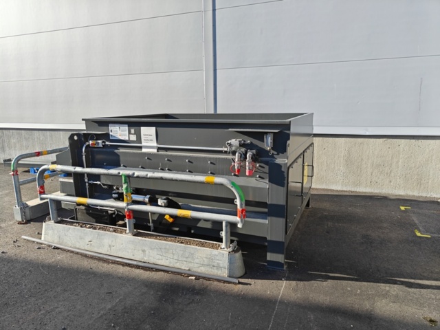 1409912-27 Komprimator anläggning med container och kärlvändare