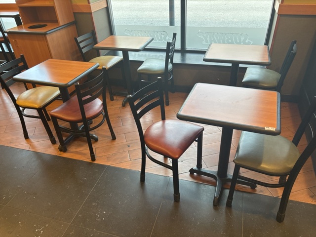 1308695-4 Restaurangmöblemang - Bord och stolar