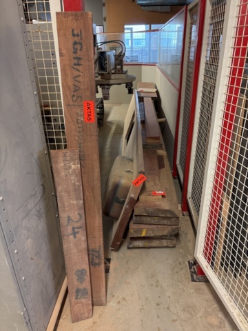 1386996-2 Parti med diverse ädelträ - bl.a. rosenträ