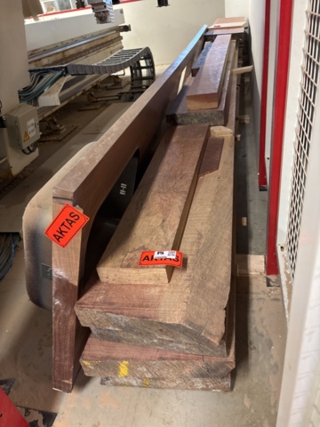 1386996-3 Parti med diverse ädelträ - bl.a. rosenträ