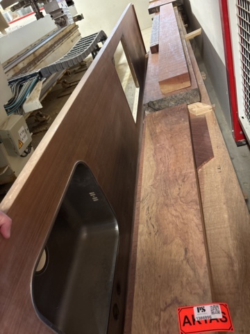 1386996-4 Parti med diverse ädelträ - bl.a. rosenträ