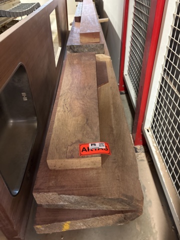 1386996-5 Parti med diverse ädelträ - bl.a. rosenträ