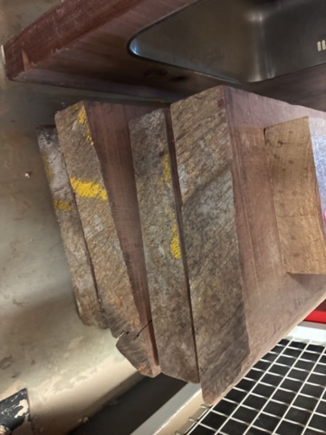 1386996-7 Parti med diverse ädelträ - bl.a. rosenträ