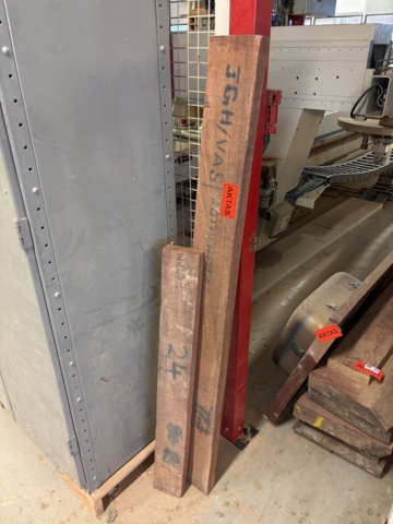 1386996-8 Parti med diverse ädelträ - bl.a. rosenträ