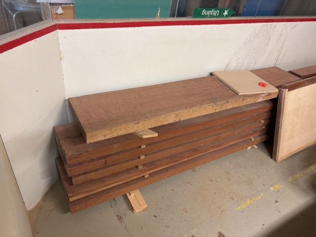 1386996-13 Parti med diverse ädelträ - bl.a. rosenträ