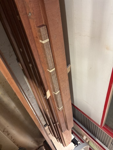 1386996-16 Parti med diverse ädelträ - bl.a. rosenträ