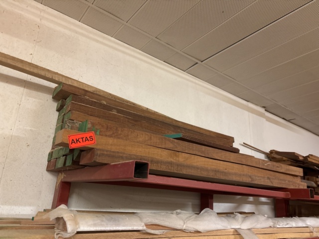 1386996-17 Parti med diverse ädelträ - bl.a. rosenträ