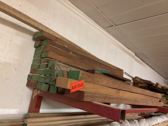 1386996-19 Parti med diverse ädelträ - bl.a. rosenträ