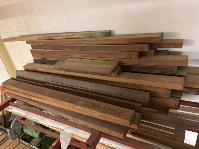 1386996-22 Parti med diverse ädelträ - bl.a. rosenträ