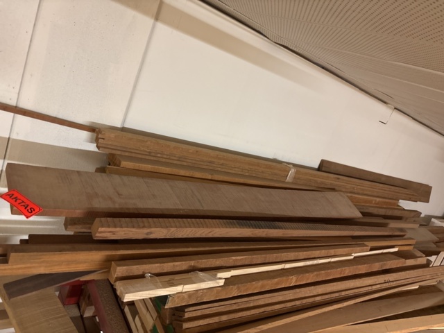 1386996-23 Parti med diverse ädelträ - bl.a. rosenträ