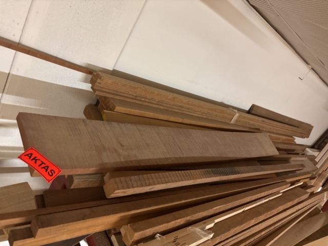 1386996-24 Parti med diverse ädelträ - bl.a. rosenträ