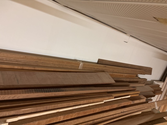 1386996-25 Parti med diverse ädelträ - bl.a. rosenträ