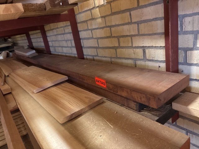 1386996-26 Parti med diverse ädelträ - bl.a. rosenträ