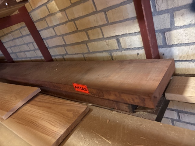 1386996-27 Parti med diverse ädelträ - bl.a. rosenträ