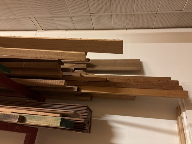 1386996-30 Parti med diverse ädelträ - bl.a. rosenträ