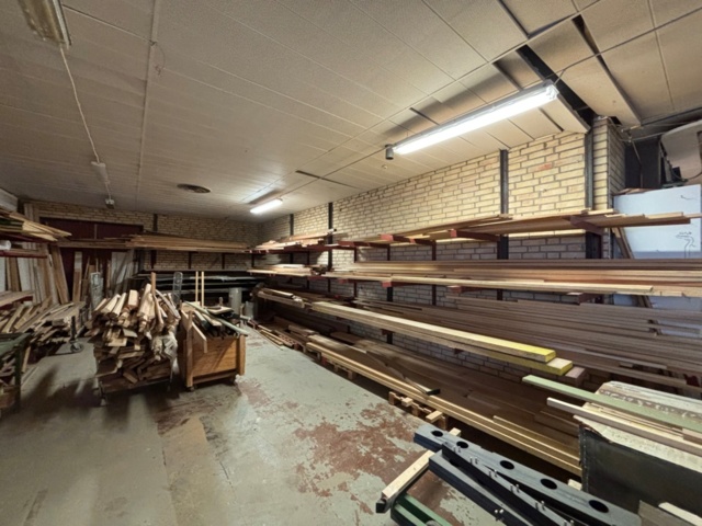 1386997-1 Stort parti med blandat virke - inklusive ställ och vagnar