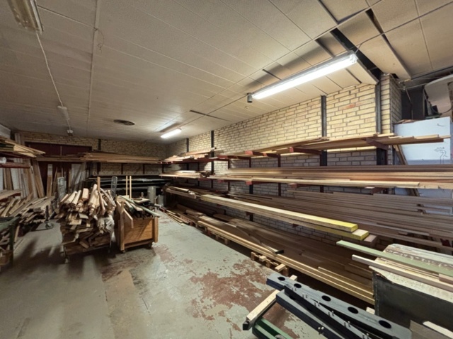 1386997-47 Stort parti med blandat virke - inklusive ställ och vagnar