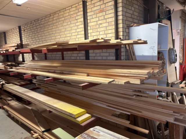 1386997-2 Stort parti med blandat virke - inklusive ställ och vagnar