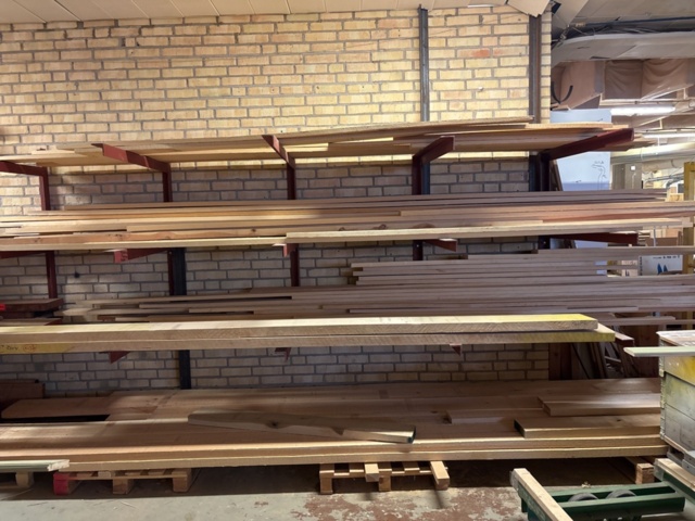 1386997-3 Stort parti med blandat virke - inklusive ställ och vagnar