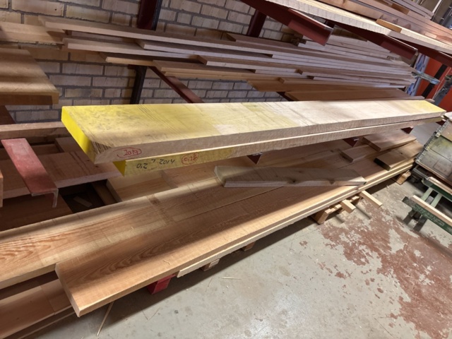 1386997-4 Stort parti med blandat virke - inklusive ställ och vagnar